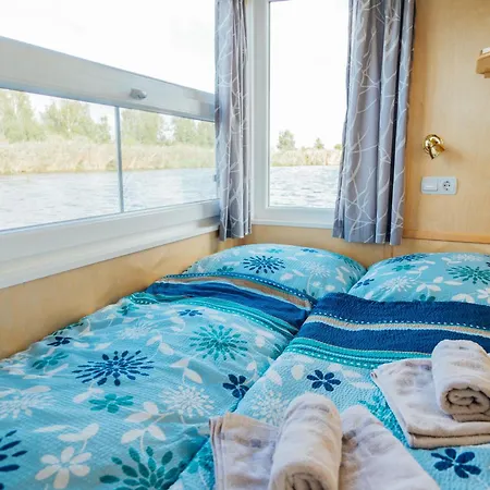 보트호텔 Abenteuer Flusslandschaft - Hausboot Fest Vertaeut In Mecklenburg-vorpommern