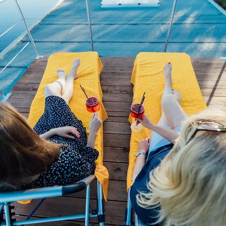 Abenteuer Flusslandschaft - Hausboot Fest Vertaeut In Mecklenburg-vorpommern 보트호텔