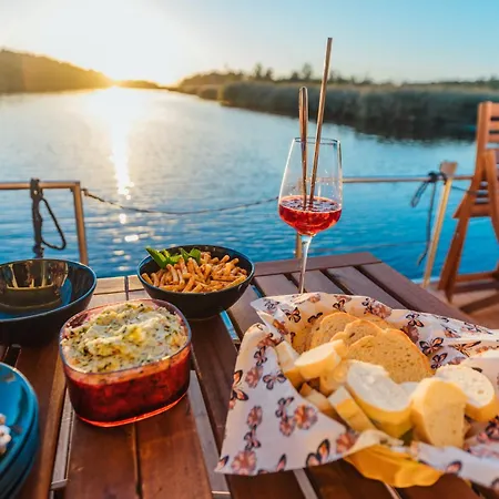 Abenteuer Flusslandschaft - Hausboot Fest Vertaeut In Mecklenburg-vorpommern 보트호텔 *