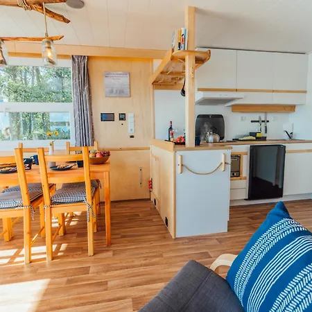 보트호텔 Abenteuer Flusslandschaft - Hausboot Fest Vertaeut In Mecklenburg-vorpommern *