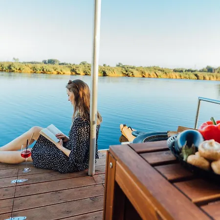 Abenteuer Flusslandschaft - Hausboot Fest Vertaeut In Mecklenburg-vorpommern *